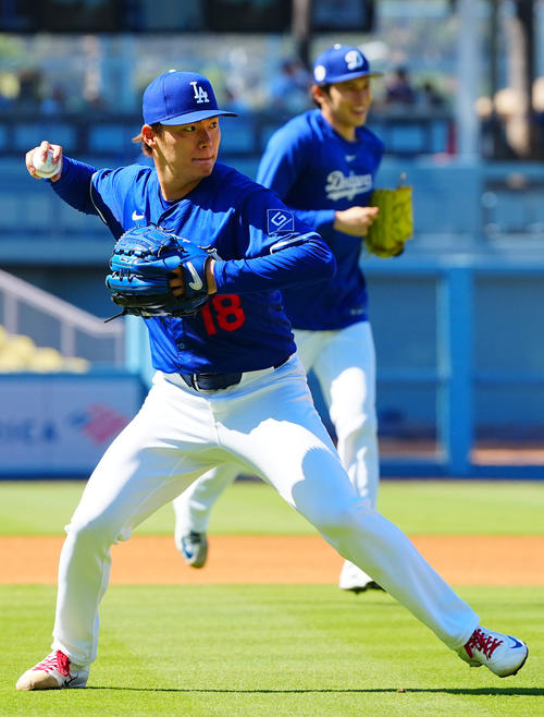 ドジャース対ブルージェイズ　投内連係に臨むドジャース山本（手前）と佐々木（撮影・垰建太）