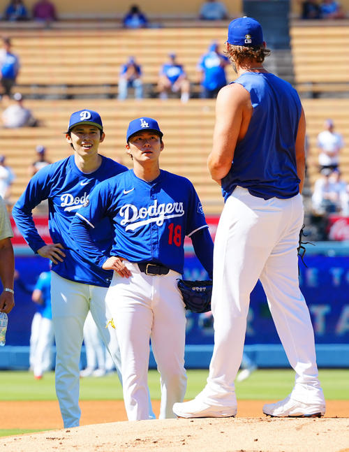 ドジャース対ブルージェイズ　投内連係に臨むドジャースのカーショー（手前）を見つめる山本（中央）と佐々木（撮影・垰建太）