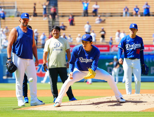 ドジャース対ブルージェイズ　ドジャースのカーショー（左）山本（右）と投内連係に臨む佐々木（撮影・垰建太）