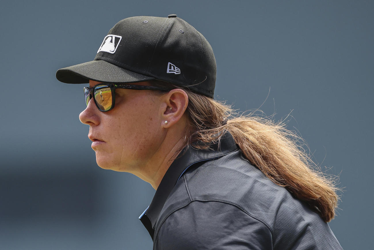 ブレーブス対マーリンズ戦でMLB初となる女性審判を務めたジェン・パウォルさん（AP）