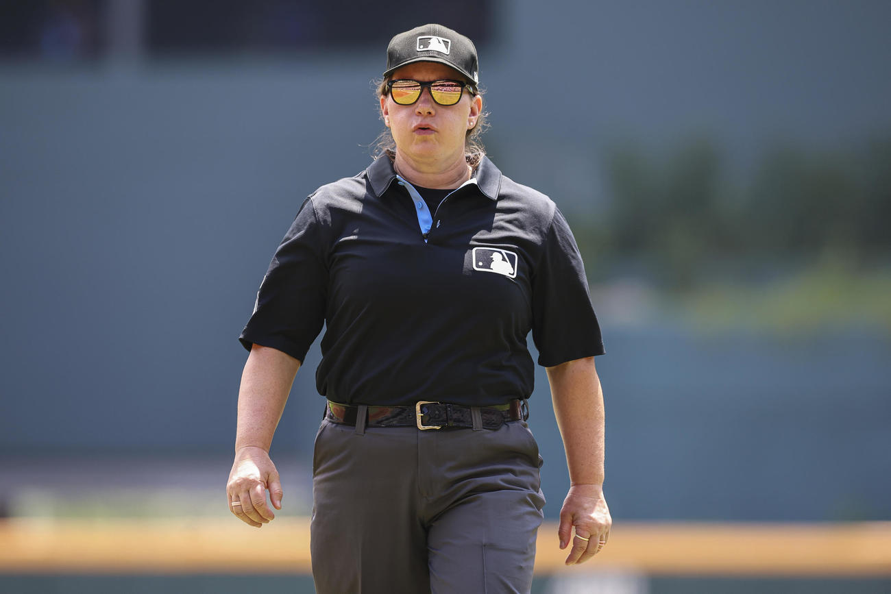 ブレーブス対マーリンズ戦でMLB初となる女性審判を務めるジェン・パウォルさん（AP）