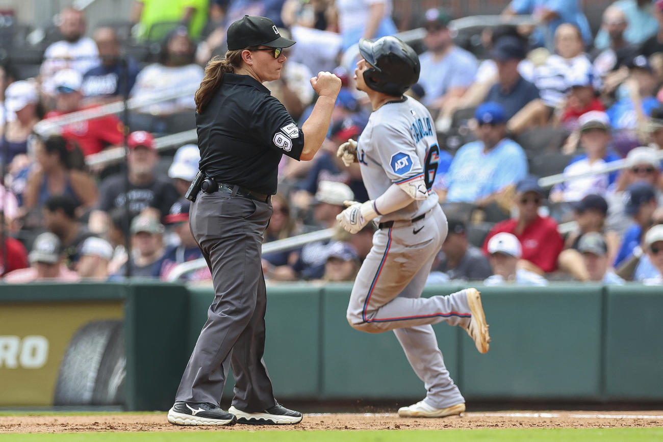 ブレーブス対マーリンズ戦でMLB初となる女性審判を務めたジェン・パウォルさんは一塁塁審としてアウトをコールする（AP）