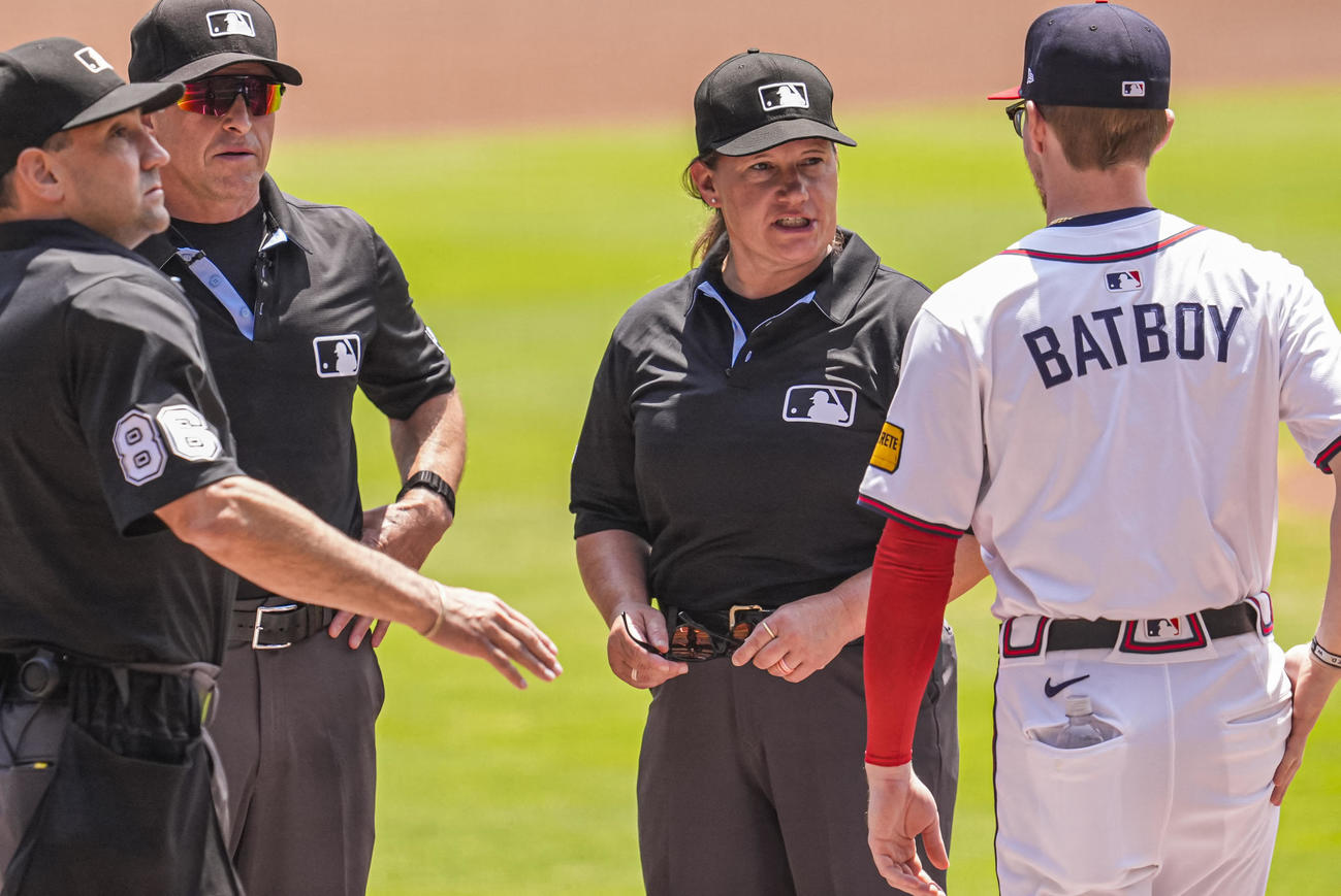 ブレーブス対マーリンズ戦でMLB初となる女性審判を務めたジェン・パウォルさん（左から3人目）（ロイター）