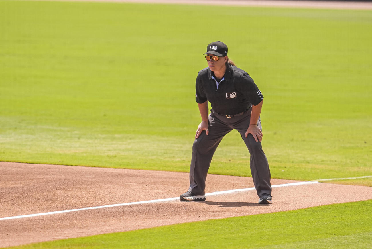 ブレーブス対マーリンズ戦でMLB初となる女性審判として一塁塁審を務めたジェン・パウォルさん（ロイター）