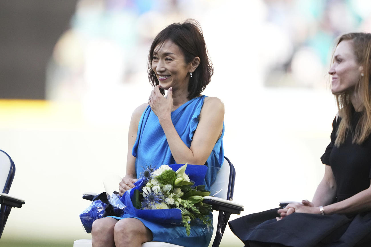 イチロー氏のセレモニーを見守る弓子夫人（AP）