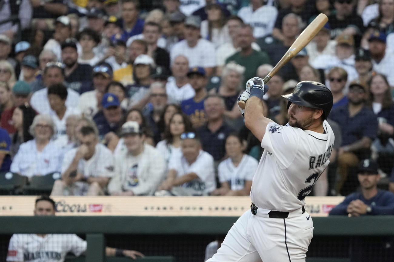 レイズ戦の3回、44号ソロを放つマリナーズのカル・ローリー（AP）