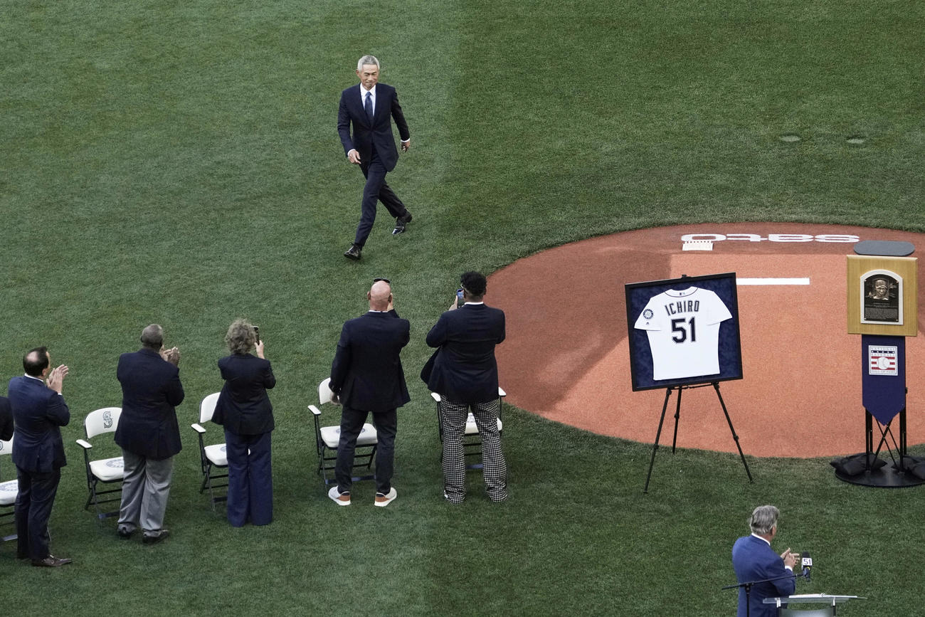 シアトルで行われたセレモニーに出席するイチロー氏（AP）