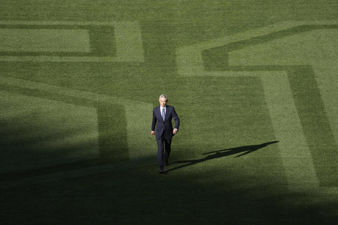 「51」という芝目模様のグラウンドに登場するイチロー氏（AP）