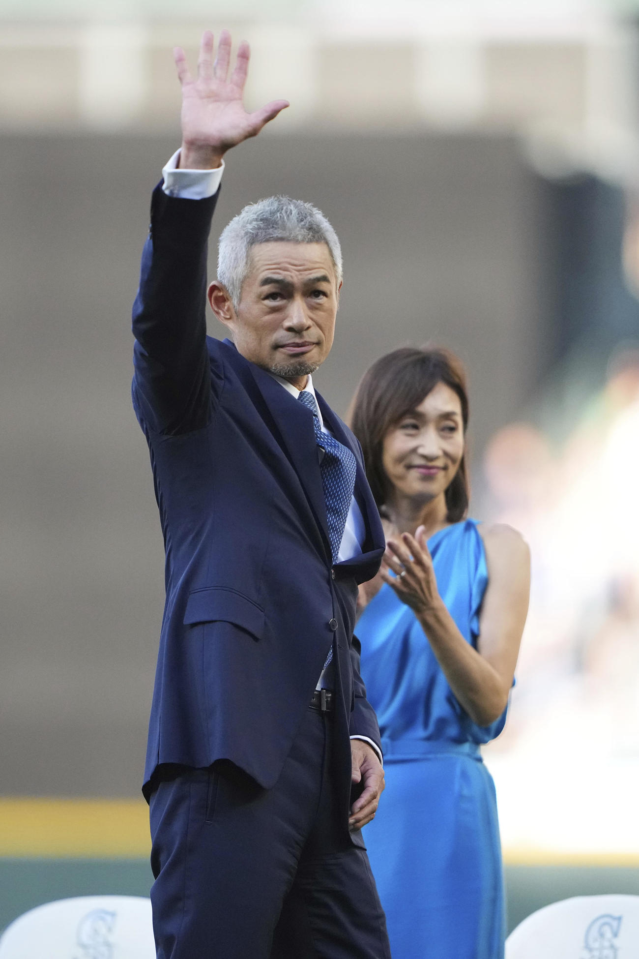 観衆に応えるイチロー氏と弓子夫人（AP）