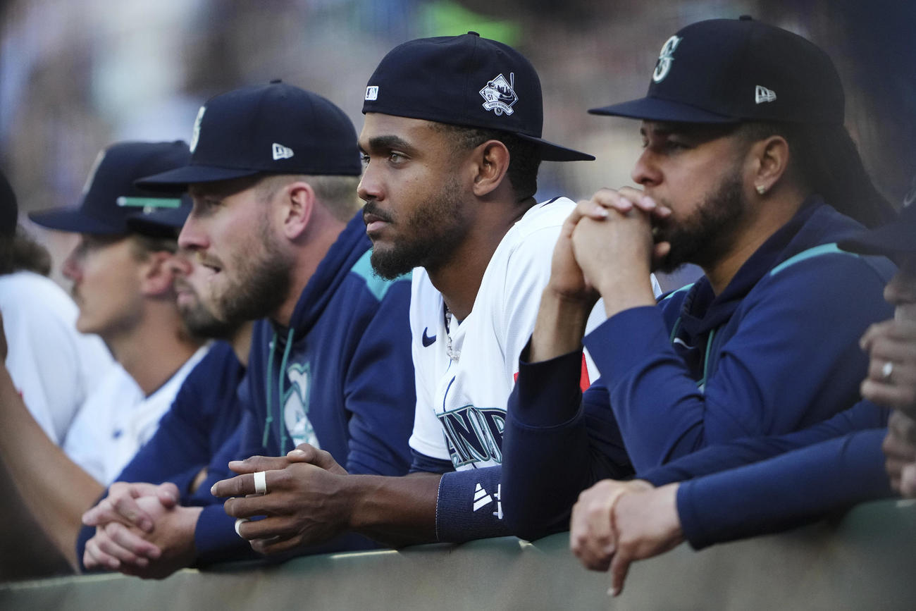 イチロー氏のセレモニーを見守るマリナーズの選手たち（AP）
