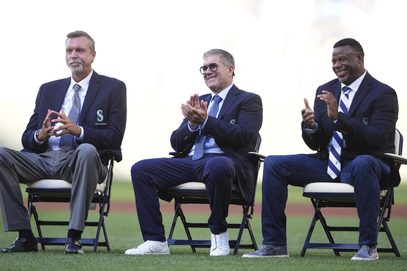 イチロー氏のセレモニーに出席した左から、ランディ・ジョンソン氏、エドガー・マルチネス氏、ケン・グリフィー・ジュニア氏（AP）