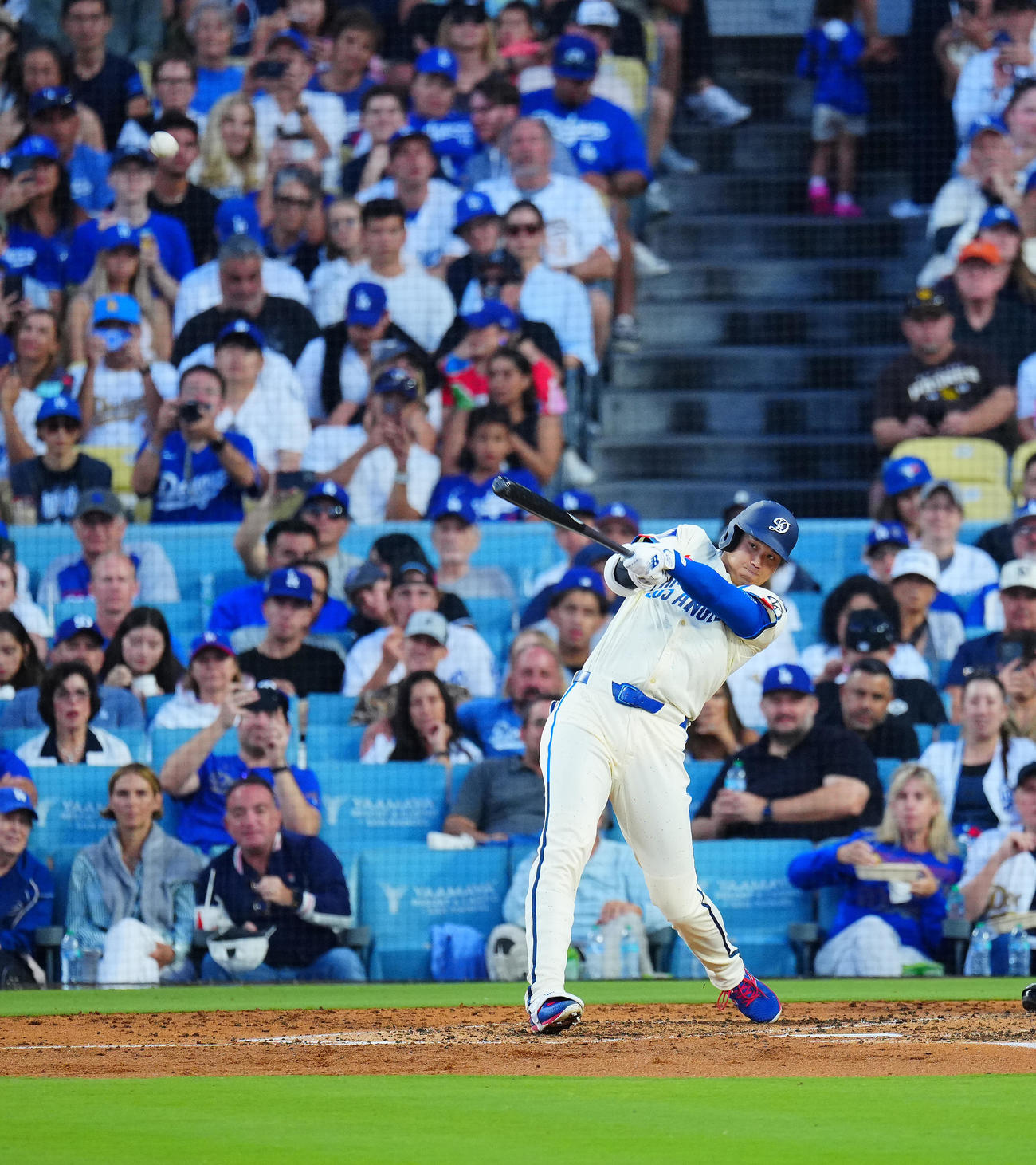 ドジャース対ブルージェイズ　5回裏ドジャース1死、40号ソロ本塁打を放つ大谷（撮影・垰建太）