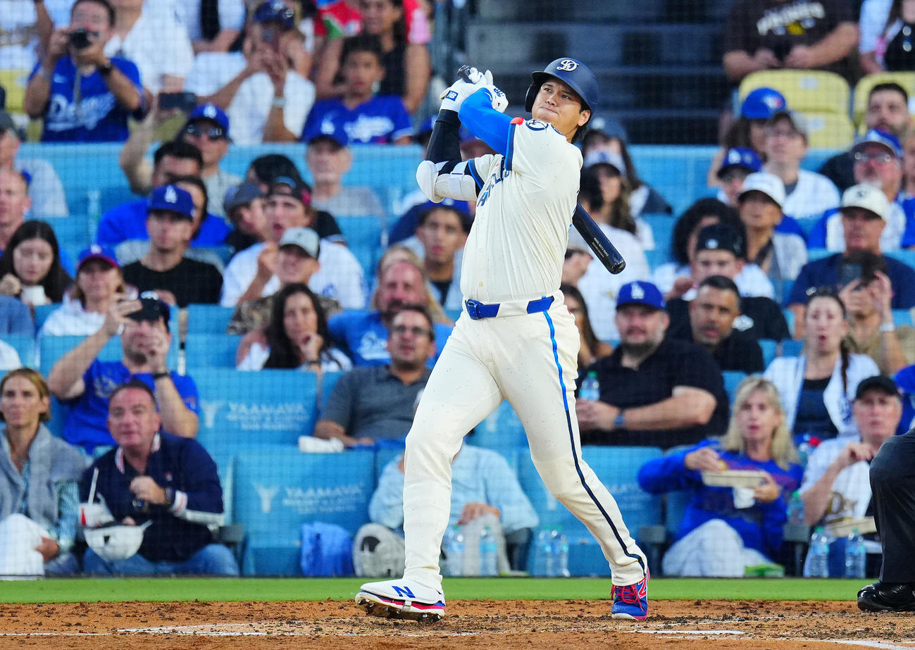 ドジャース対ブルージェイズ　5回裏ドジャース1死、40号ソロ本塁打を放つ大谷（撮影・垰建太）