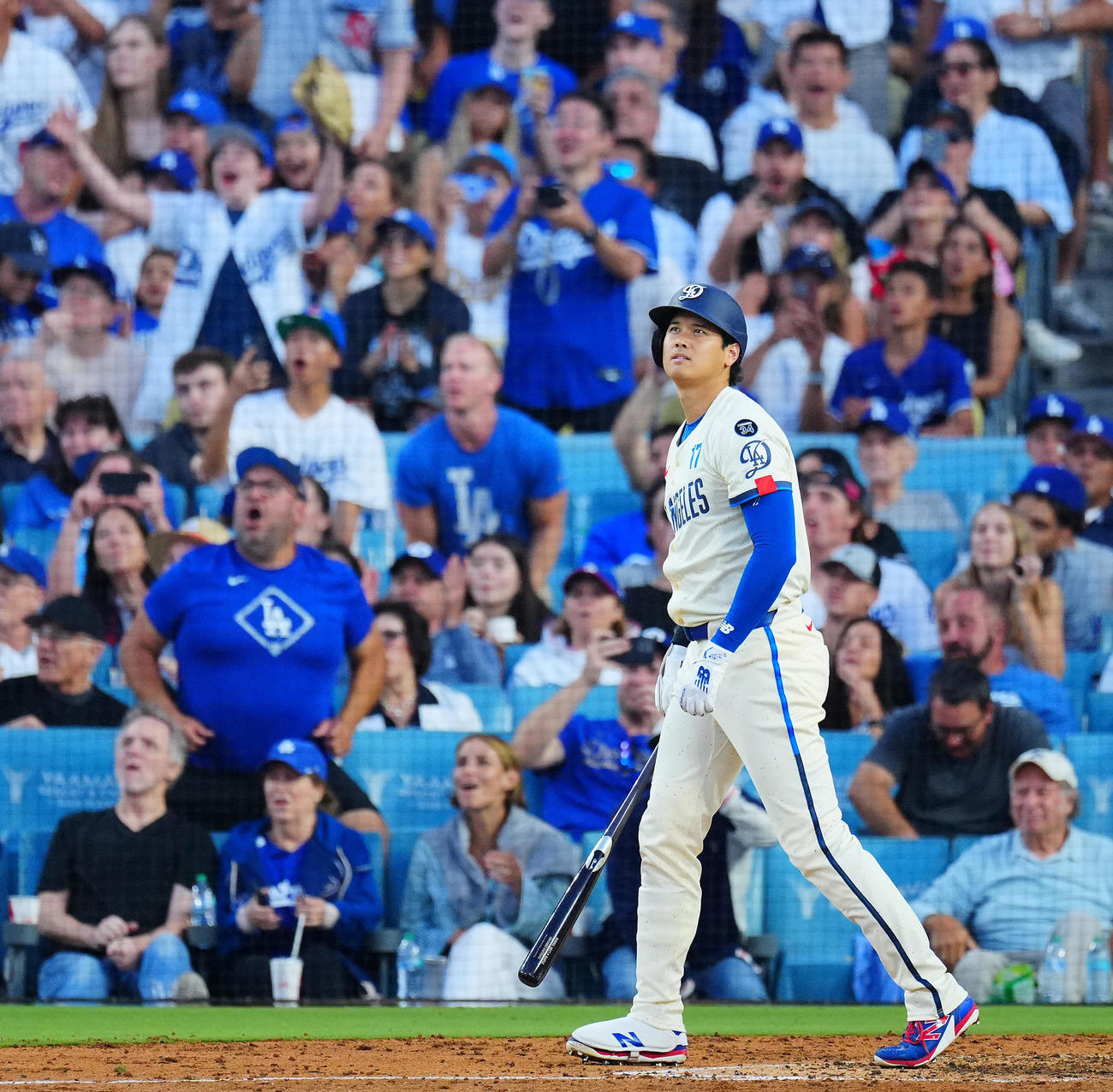 ドジャース対ブルージェイズ　5回裏ドジャース1死、40号ソロ本塁打を放つ大谷（撮影・垰建太）
