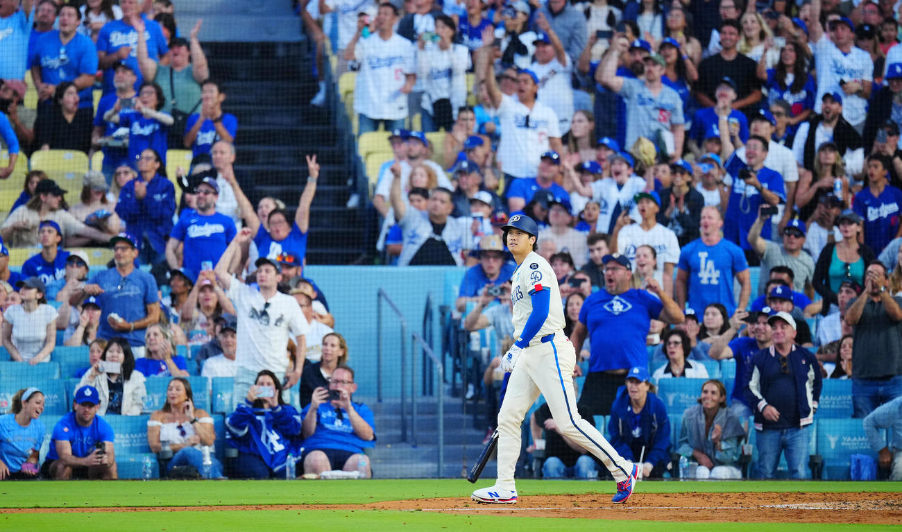 ドジャース対ブルージェイズ　5回裏ドジャース1死、40号ソロ本塁打を放つ大谷（撮影・垰建太）