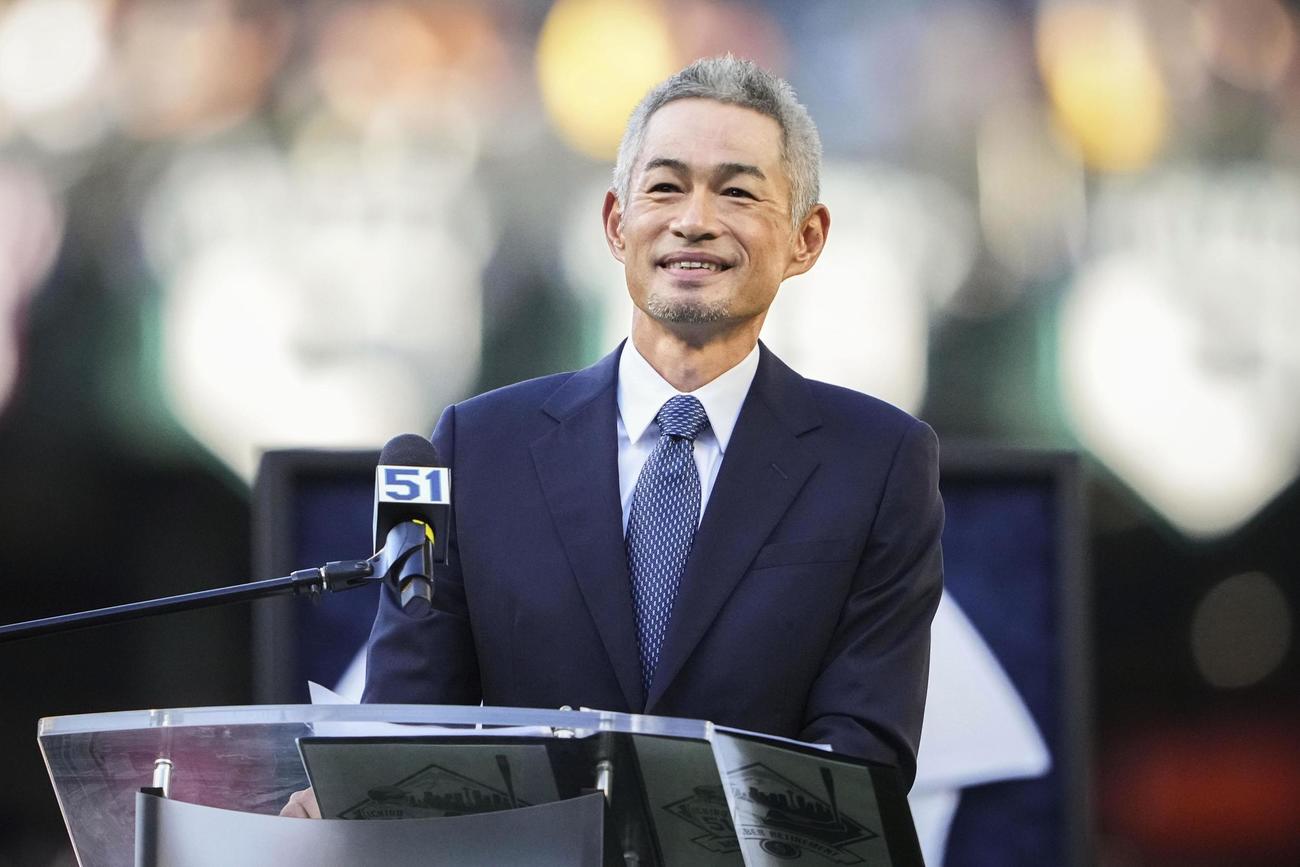 マリナーズが行った背番号51を永久欠番とする式典でスピーチするイチローさん（AP＝共同）