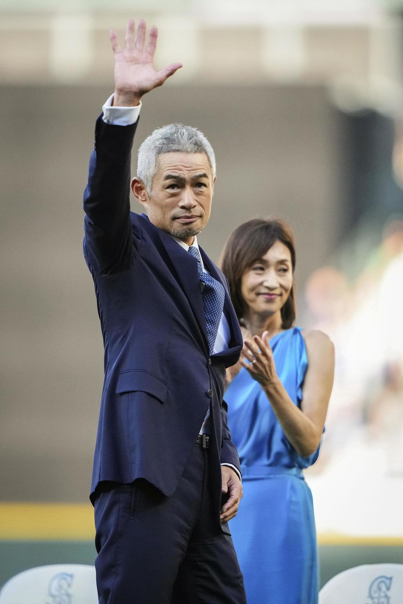 マリナーズが行った背番号51を永久欠番とする式典で手を振るイチローさん。右は妻の弓子さん（AP＝共同）