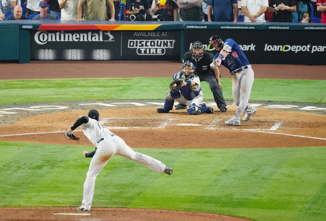 WBC決勝戦で「スイーパー」でトラウトから空振りの三振を奪う大谷翔平（2023年3月21日撮影）