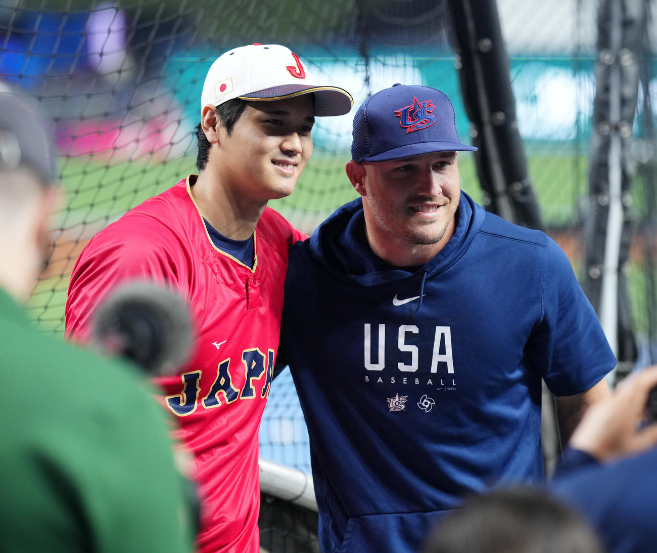 WBC決勝　日本対米国　試合前、トラウト（右）と記念写真に納まる大谷（2023年3月21日撮影）