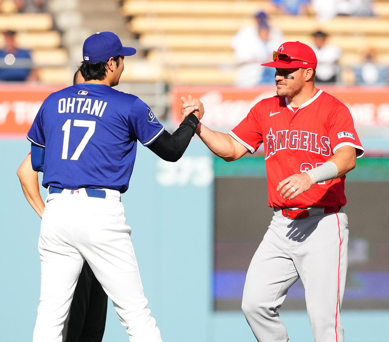 オープン戦・ドジャース対エンゼルス　試合前、エンゼルス・トラウト（右）にあいさつするドジャース大谷（2025年3月23日撮影）