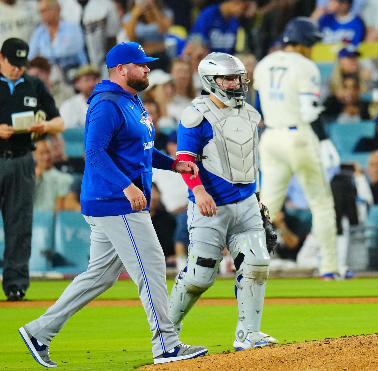 ドジャース対ブルージェイズ　6回裏ドジャース無死一、二塁、打者大谷（後方）の場面で投手交代を告げるブルージェイズのシュナイダー監督（撮影・垰建太）
