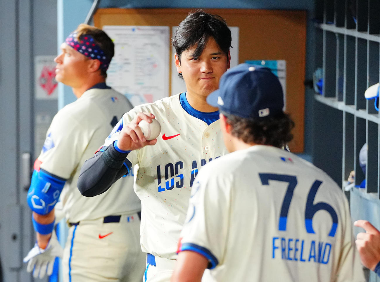 ドジャース対ブルージェイズ　ベンチでボールを手にするドジャース大谷（撮影・垰建太）