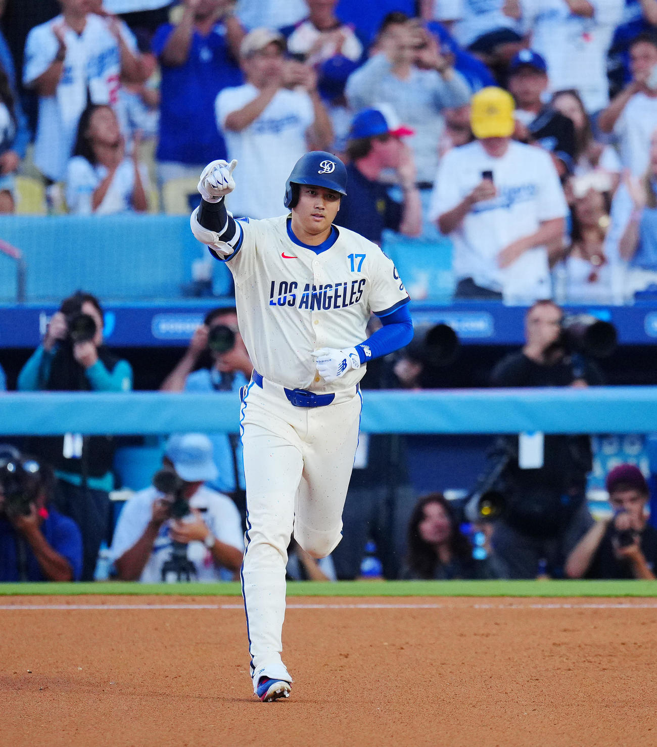 ドジャース対ブルージェイズ　5回裏ドジャース1死、40号ソロ本塁打を放ちダイヤモンドをまわる大谷（撮影・垰建太）