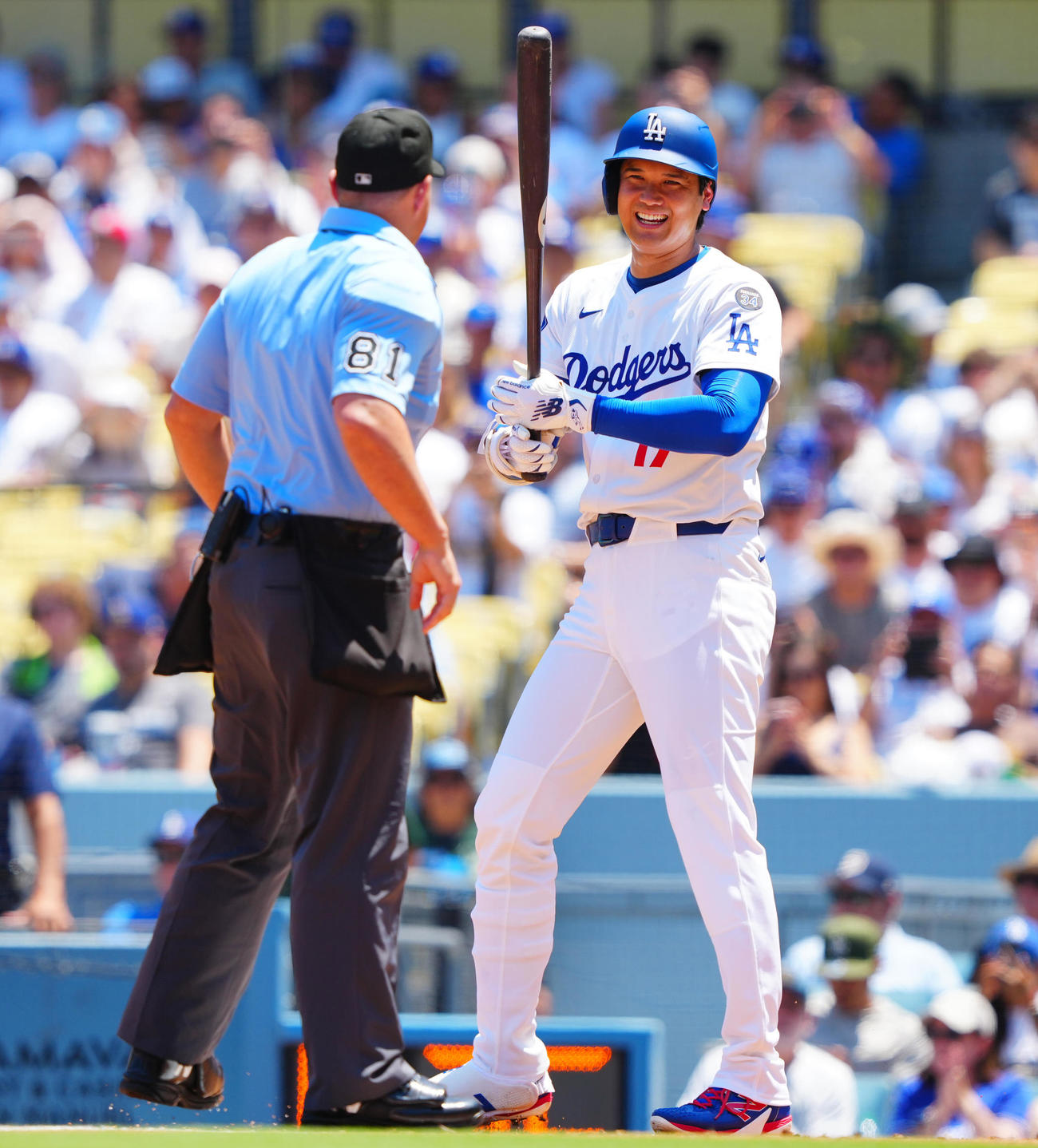 ドジャース対カージナルス　1回裏ドジャース無死、球審と笑顔で言葉を交わしながら打席に入る大谷（撮影・垰建太）