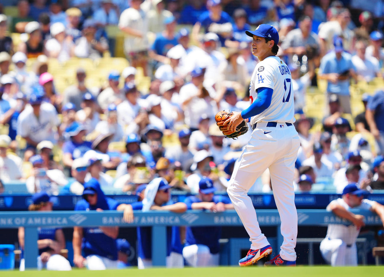 ドジャース対カージナルス　3回表の登板を終えベンチに笑顔を見せながらベンチに引き揚げるドジャース先発の大谷（撮影・垰建太）