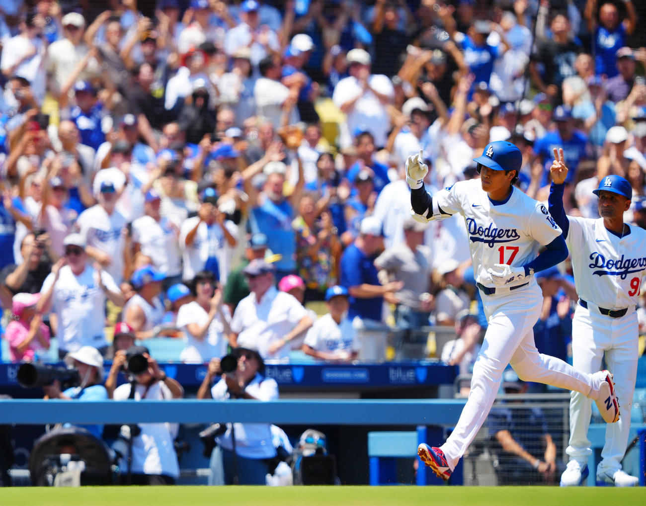 ドジャース対ブルージェイズ　1回裏ドジャース無死、ソロ本塁打を放ち盛り上がるファンの中ダイヤモンドを回る大谷（撮影・垰建太）