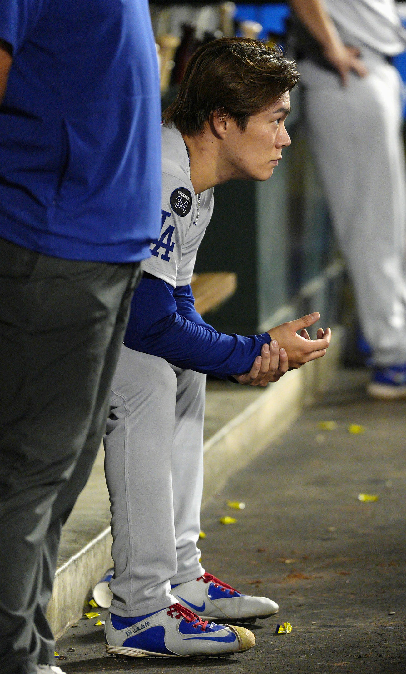 エンゼルス戦の5回、降板しベンチに座るドジャース山本（共同）