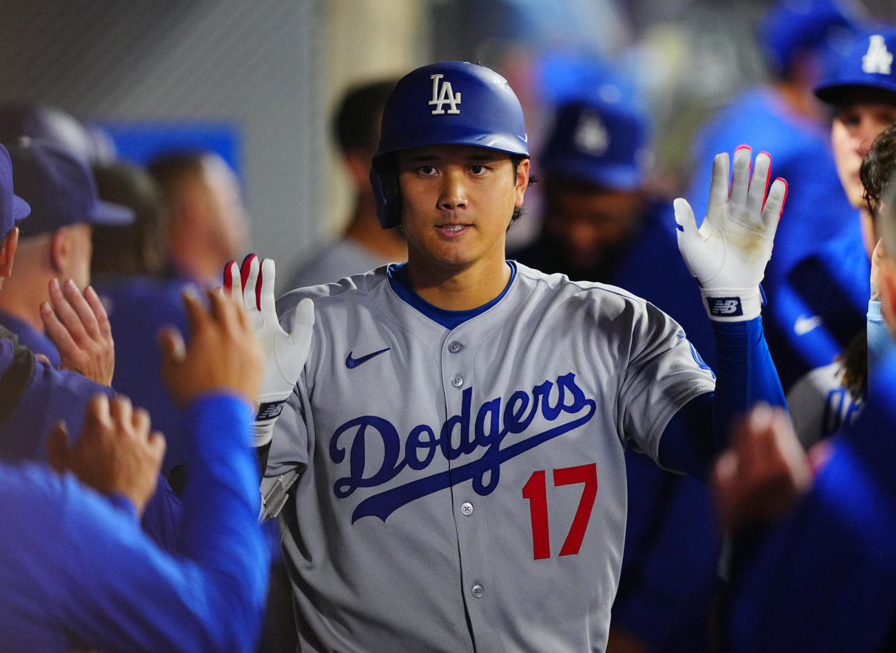 エンゼルス対ドジャース　8回表ドジャース1死、ソロ本塁打を放ちナインの出迎えを受ける大谷（撮影・垰建太）