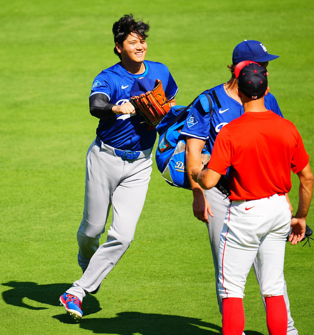 エンゼルス対ドジャース　試合前、エンゼルスの元チームメートの選手たちを見つけ笑顔を見せるドジャース大谷（左）（撮影・垰建太）