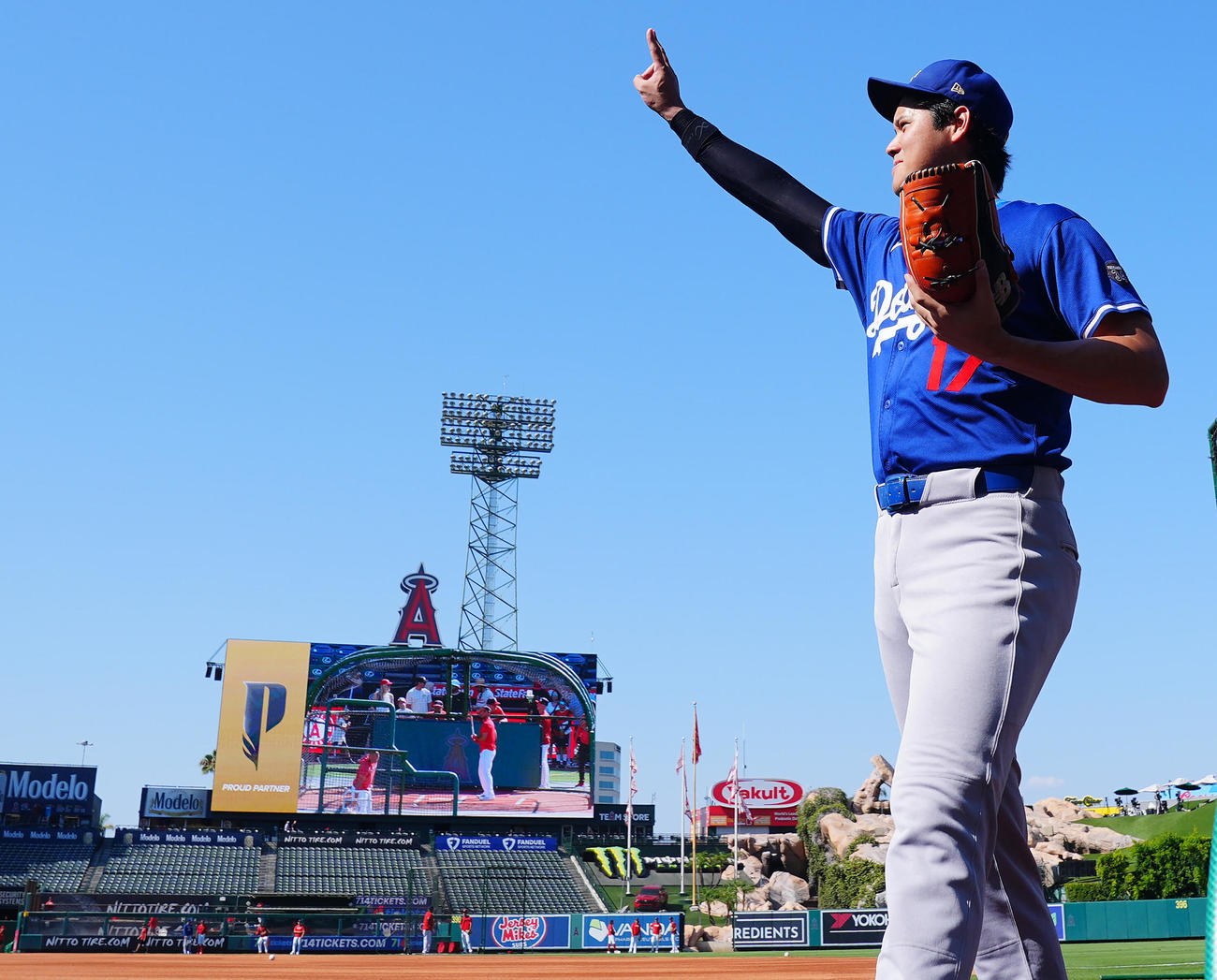 エンゼルス対ドジャース　試合前練習を終えエンゼルスの選手たちにピースサインを送りながら引き揚げるドジャース大谷（撮影・垰建太）