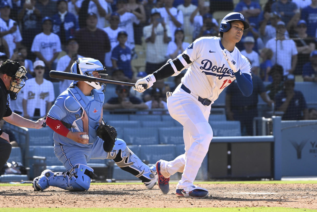 ドジャース対ブルージェイズ　9回裏ドジャース1死満塁、空振り三振に倒れる大谷翔平（AP）