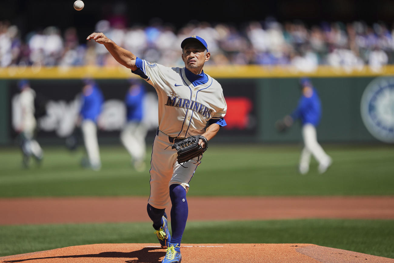 背番号51で始球式を行ったイチロー氏（AP）