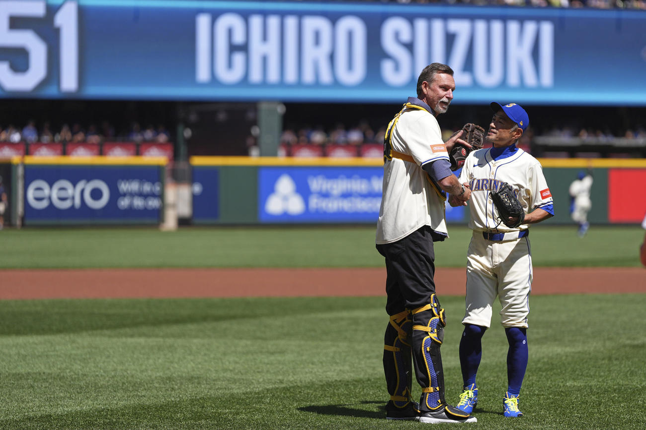 始球式を行ったイチロー氏（右）と捕手役を務めたランディ・ジョンソン氏（AP）