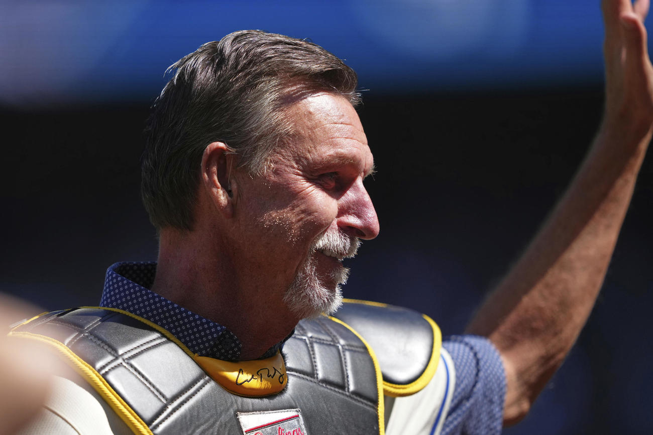 始球式で捕手役を務めたランディ・ジョンソン氏（AP）