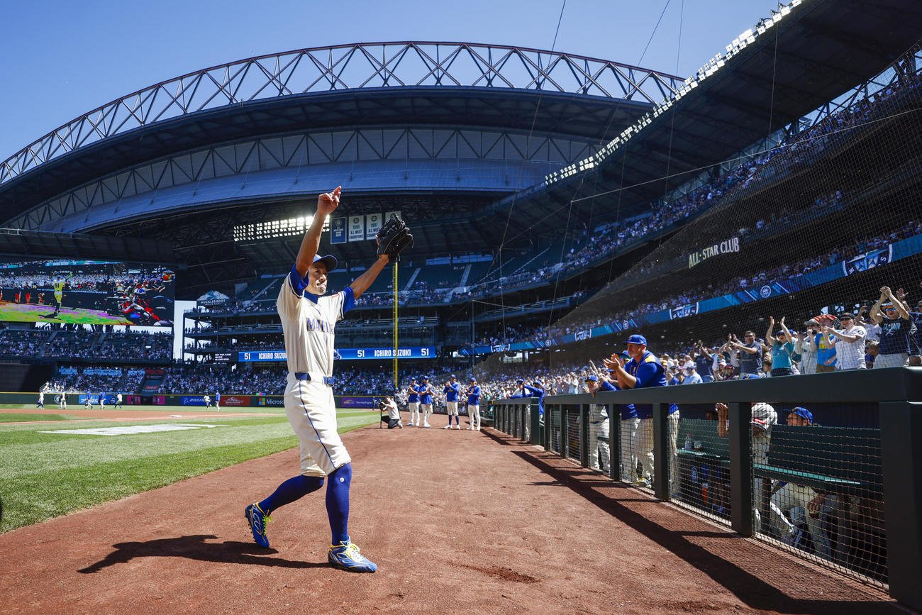 背番号51で始球式を行ったイチロー氏（AP）
