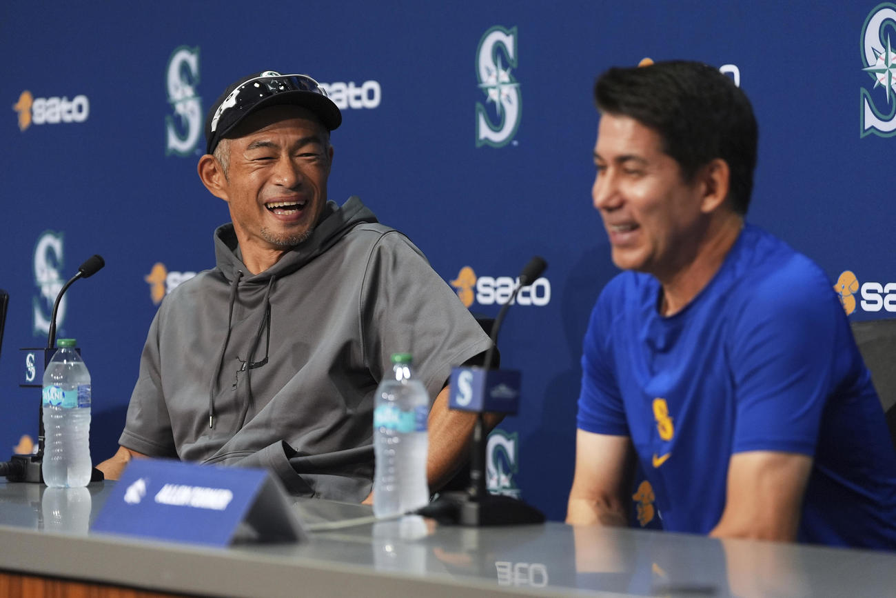 記者会見するイチロー氏（左）と通訳のターナー氏（AP）