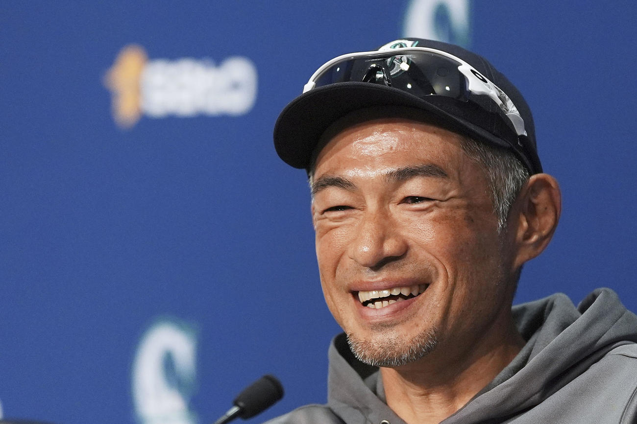 記者会見で笑顔を見せるイチローさん（AP＝共同）