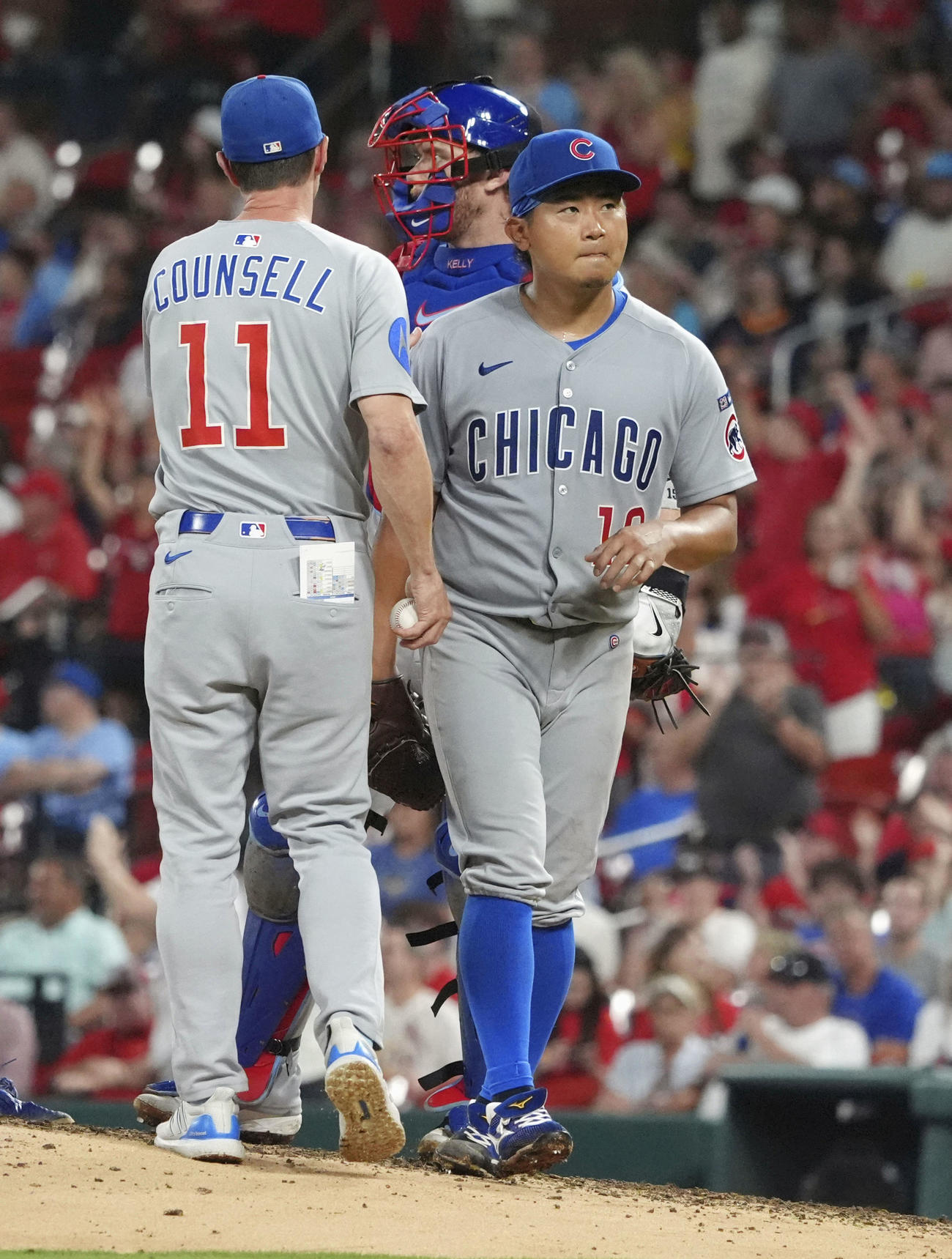 カージナルス戦の7回、降板するカブス今永（右）（共同）
