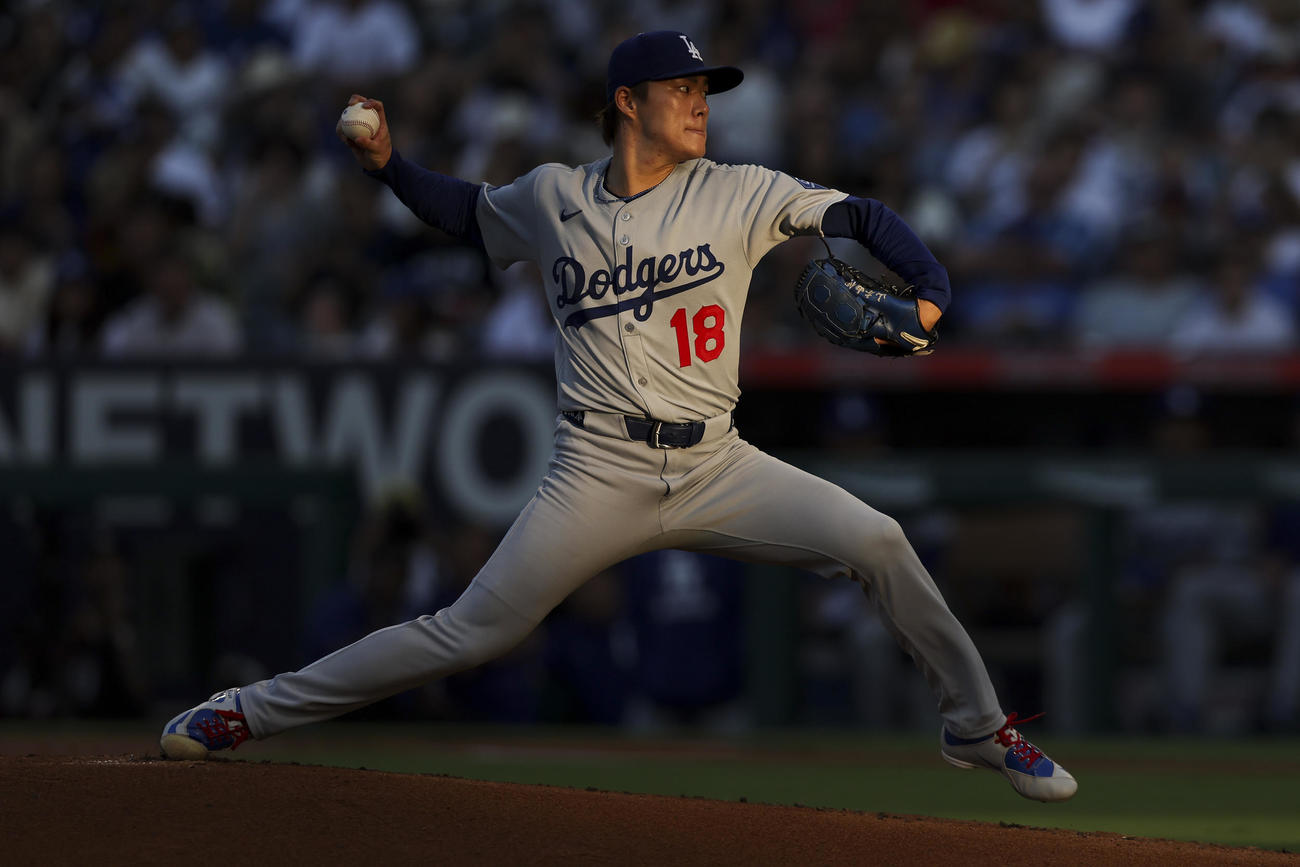 エンゼルス戦で力投するドジャース山本由伸（AP）