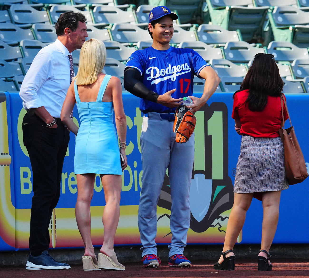 エンゼルス対ドジャース　試合前、エンゼルスのスタッフらと談笑するドジャース大谷（中央）（撮影・垰建太）