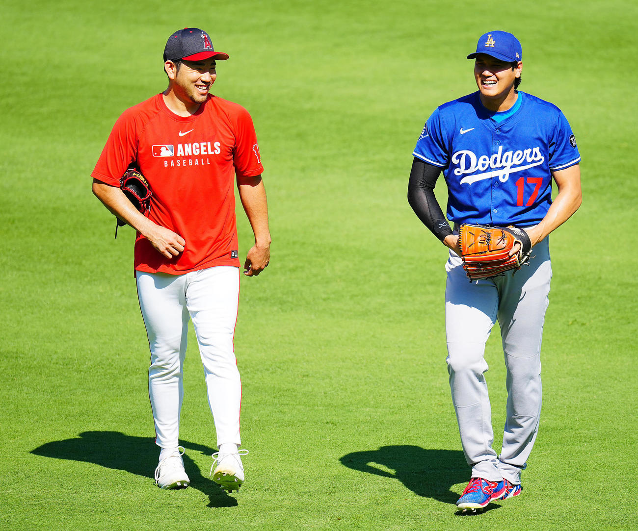 エンゼルス対ドジャース　試合前、談笑するエンゼルス菊池（左）とドジャース大谷（撮影・垰建太）
