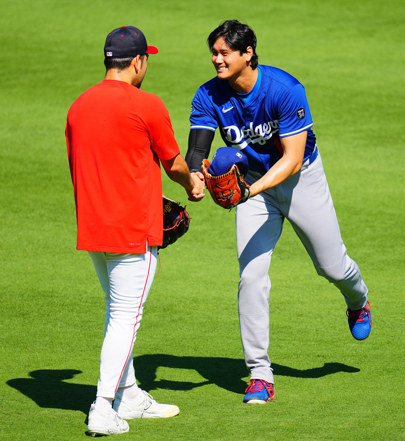 エンゼルス対ドジャース　エンゼルス菊池（左）に笑顔であいさつするドジャース大谷（撮影・垰建太）