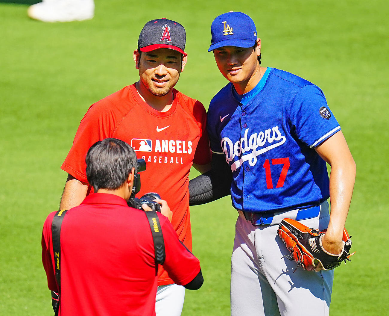 エンゼルス対ドジャース　エンゼルス菊池（左）と写真に納まるドジャース大谷（撮影・垰建太）
