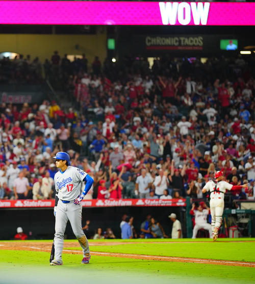 エンゼルス対ドジャース　6回表ドジャース無死一、二塁、遊直から三重殺に倒れ盛り上がるファンの中、ぼうぜんと引き揚げる大谷（撮影・垰建太）