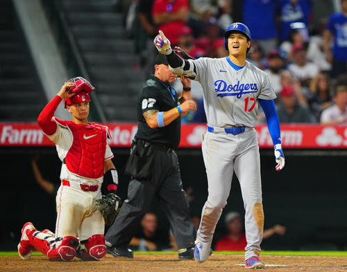 エンゼルス対ドジャース　9回表ドジャース無死、ソロ本塁打を放ちナインに向かってポーズを決める大谷（撮影・垰建太）