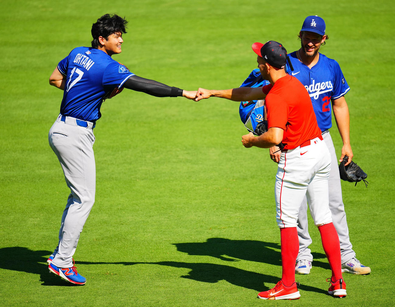 エンゼルス対ドジャース　試合前、エンゼルスの元チームメートの選手たちを見つけ笑顔を見せるドジャース大谷（左）（撮影・垰建太）